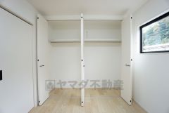 4.8帖の洋室です。壁一面にクローゼットが設けられているので、すっきりと整理整頓でき気持ちよく過ごせます＾＾