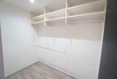 収納力豊富なファミリークローク。洋服や小物などを1箇所にまとめて美しい収納を実現します。