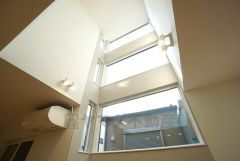 リビング上部は吹抜けとなっています＾＾天井まで見渡すことが可能であるため視線の抜けが良く、実際の部屋の広さよりも広く感じます＾＾