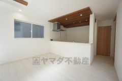 窓から光が差し込む明るいダイニングです＾＾ キッチン上部は折下げ天井のアクセントクロスでお洒落な空間です＾＾