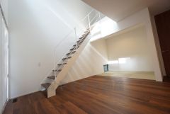 ご家族間のコミュニケーションが自然と増えるリビング階段。