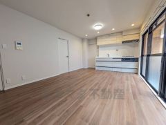 大きな掃き出し窓のあるリビングは、陽光あふれる明るい空間です。ゆったりと寛げる憩いの場となりそうです。