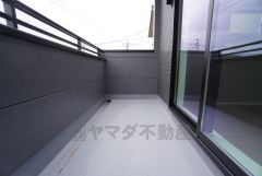 南東向きで陽当たりの良いバルコニーです。お洗濯やお布団干しはもちろん、日光浴スペースにも＾＾足元は防水工事施工済です。 