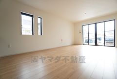 大きな掃き出し窓のあるリビングは、陽光あふれる明るい空間です。ゆったりと寛げる憩いの場となりそうです。