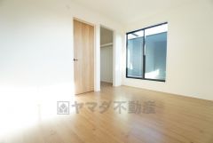 主寝室としてお使いいただけそうなこちらのお部屋は、日当たりが良く、爽やかな風を感じて起きる朝は、快適生活の始まりに＾＾