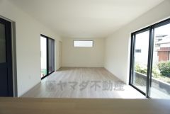 大きな掃き出し窓のあるリビングは、陽光あふれる明るい空間です。ゆったりと寛げる憩いの場となりそうです。3面採光＾＾ 