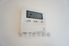 キッチン横からお湯張り、追い炊き、足し湯がボタン一つで楽々操作できる給湯機リモコンです＾＾忙しい夕飯の準備の時間帯に重宝しますね。