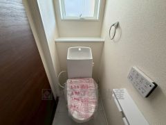 1階2階の2ヶ所にトイレがありますので、忙しい朝にも家族に気を使わず、ゆとりが生まれますね＾＾ 小窓付きで換気する時に便利です＾＾
