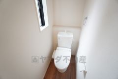 1階2階の2ヶ所にトイレがありますので、忙しい朝にも家族に気を使わず、ゆとりが生まれますね＾＾ 小窓付きで換気する時に便利です＾＾