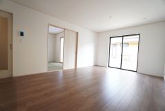 大きな掃き出し窓のあるリビングは、陽光あふれる明るい空間です。ゆったりと寛げる憩いの場となりそうです。