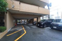 敷地内平面駐車場。月額10000～12000円。空き状況はお問い合わせ下さい＾＾