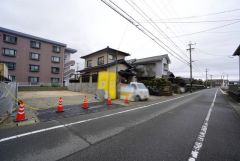 前面道路。東側約6.5ｍ公道。スーパー、コンビニ、ドラッグストアまで徒歩8分圏内＾＾