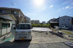高宮駅までバスで12分。
