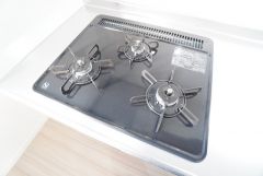 3種類の料理が同時に調理できる、3口ガスコンロ。忙しい夕食の支度時間が短縮できて効率よくお料理が楽しめます。