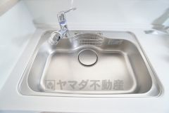 大きなお鍋も楽々洗える幅の広いシンクです＾＾ステンレスシンクなので簡単にお掃除できますよ。洗剤やスポンジもすっきりできる収納付き。