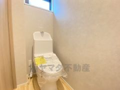 ウォシュレット付トイレです。1階2階の2ヶ所にトイレがあるので、忙しい朝にもゆとりができますね。窓付きのトイレは換気もしやすく清潔に使えます＾＾