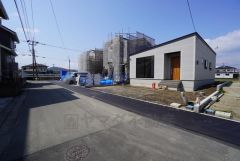 前面道路。南側：約4.5ｍ公道。鳥栖プレミアムアウトレットまで車13分/5.6ｋｍ。スーパーまで徒歩約8分。周辺環境充実しています＾＾