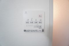 浴室暖房乾燥機には、暖房、乾燥、涼風、換気の4つの機能が付いています。タイマー付きです。