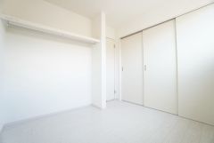 4.5帖洋室。 明るく、子供部屋等にご利用いただける洋室です。ナチュラル色のフローリングで開放的な優しい雰囲気になっています＾＾