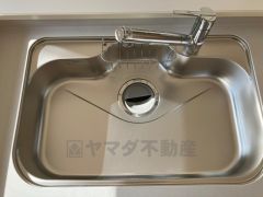 大きなお鍋も楽々洗える幅の広いシンクです＾＾ステンレスシンクなので簡単にお掃除できますよ。洗剤やスポンジもすっきりできる収納付き。