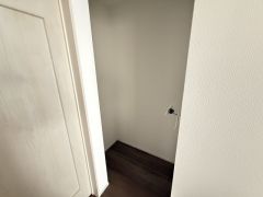 キッチン横にはパントリー付き。長期保存ができるもの、調理器具、防災グッズを入れておくのもいいですね。