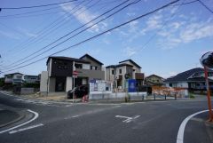 角地なので、開放感が得られます。 また、日差しが入りやすく、家の奥まで明るくなるのが嬉しいポイントです。