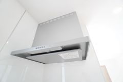 お手入れが簡単なスリム型レンジフードです。調理により発生する油煙や臭いを吸い込み、屋外へ排気してくれます。