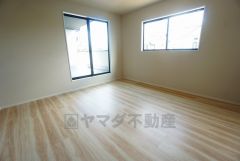 シンプルデザインで落ち着きと安らぎの空間に仕上げています。各部屋に収納が完備されているので、お荷物が増えても安心の設計です。