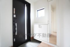 ご家族の靴をスッキリと片付けられるシューズボックス付きの玄関です＾＾スッキリと片付いた玄関は気持ちがいいです。