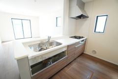 対面式カウンターキッチンでお子様の様子が見守れます。カウンタートップは耐熱性に優れており、日ごろのお掃除もふき取るだけでＯＫ。ステンレスシンクも簡単にお掃除できます＾＾