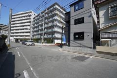 前面道路。南西側約8.7ｍ公道。地下鉄空港線「大濠公園駅」徒歩約14分＾＾