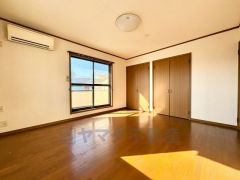 9帖。主寝室としてお使いいただけそうなこちらのお部屋は、日当たりが良く、爽やかな風を感じて起きる朝は、快適生活の始まりに＾＾ 