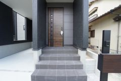 家の顔となる玄関扉がかっこいいと、たくさんの人を招き入れたくなりますね＾＾