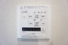 雨の日の洗濯も安心できる浴室暖房乾燥機付き浴室。リモコンで操作もボタン1つで簡単。