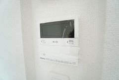 キッチン横からお湯張り、追い炊き、足し湯がボタン一つで楽々操作できる給湯機リモコンです。忙しい夕飯準備の時間帯に重宝しますね。