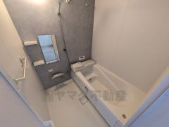 1日の疲れを癒すくつろぎのバスルーム。足を伸ばしてもゆったりと入れるサイズです。お子様と一緒にお風呂に入っても狭くないですね＾＾