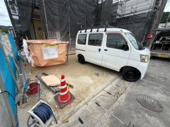 現地2026年8月撮影。カースペースは並列3台分確保。急な来客時やお子様が成人して車を所有するようになっても安心です。