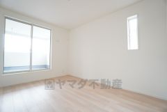 主寝室としてお使いいただけそうなこちらのお部屋は、日当たりが良く、爽やかな風を感じて起きる朝は、快適生活の始まりに。