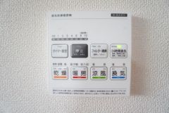 雨の日の洗濯も安心できる浴室暖房乾燥機付き浴室。リモコンで操作もボタン1つで簡単。