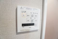 浴室暖房乾燥機付き。天候に左右されず、いつでも好きなときに洗濯物を干せるので、仕事や家事で忙しい方に重宝します。