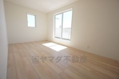 7.5帖。主寝室としてお使いいただけそうなこちらのお部屋は、日当たりが良く、爽やかな風を感じて起きる朝は、快適生活の始まりに。 