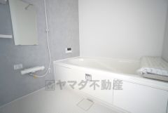 1日の疲れを癒すくつろぎのバスルーム。足を伸ばしてもゆったりと入れるサイズです。お子様と一緒にお風呂に入っても狭くないですね^^