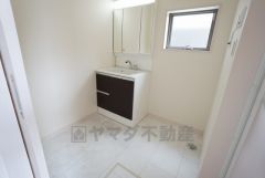 湿気がこもりやすい洗面脱衣所には小窓を設置。換気にも採光にも重宝しそうですね＾＾