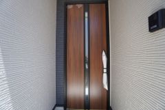 家の顔となる玄関扉がかっこいいと、たくさんの人を招き入れたくなりますね＾＾奥まって設置されており、雨にも濡れにくくなっています。