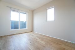 6.2帖洋室。主寝室としてお使いいただけそうなこちらのお部屋は、日当たりが良く、爽やかな風を感じて起きる朝は、快適生活の始まりに。