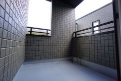 幅広のインナーバルコニーは多少の雨でも洗濯物を守ってくれ、家事を助けてくれること間違いなし。眩しすぎる日差しも和らげます。 