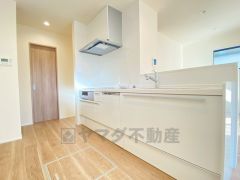 収納も、作業スペースも広々と設けられた使いやすいシステムキッチンです＾＾カウンターキッチンなので、ご家族と会話をしながら楽しくお料理ができます＾＾