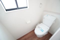 温水洗浄機付トイレです。節水機能もあるので、安心して使えますね。もちろん、1階2階の2ヶ所にトイレがあるので、忙しい朝にもゆとりができますね。