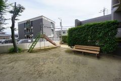 共用部。 マンション敷地内にちょっとした遊具があります＾＾ お子様の遊び場として活躍してくれます＾＾ 