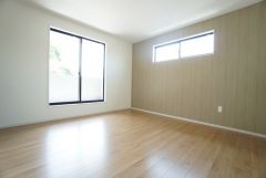 8.5帖。主寝室としてお使いいただけそうなこちらのお部屋は、日当たりが良く、爽やかな風を感じて起きる朝は、快適生活の始まりに。アクセントクロスでこだわりのお洒落な空間＾＾